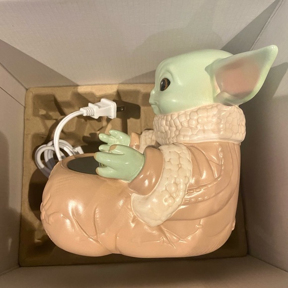 The Child SCENTSY Home Decor Plug In Wax Bar Candle Warmer Star Wars Yoda NEW - Picture 8 of 16